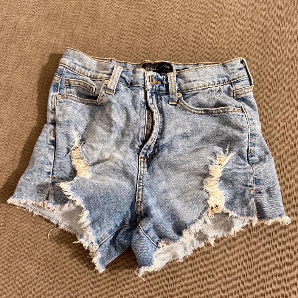 TRENDY Kendall + Kylie light wash distressed denim micro shorts, Size 28 🩵
